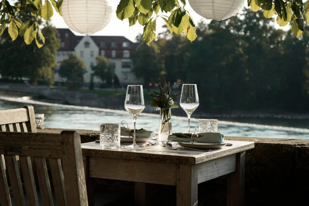 Die Terrasse des LIKKA direkt am Ufer des Lech in Landsberg